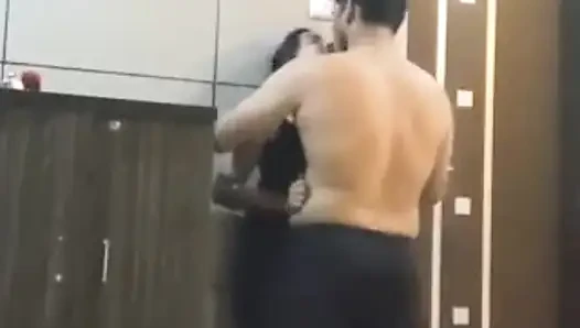 Hintli öğrenci öğretmeni tarafından dinlenme odasında sikiliyor