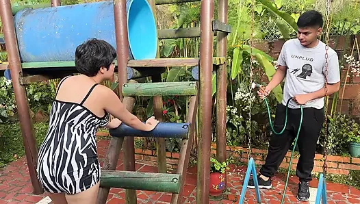 Mis Padrastros Контратан Ун НуэВо Жардинеро, Я Encanta Como Се Ве Я Понго Cachonda Hasta Terminar Follandomelo Duro.