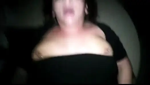 Bir masada gece açık havada park seksi