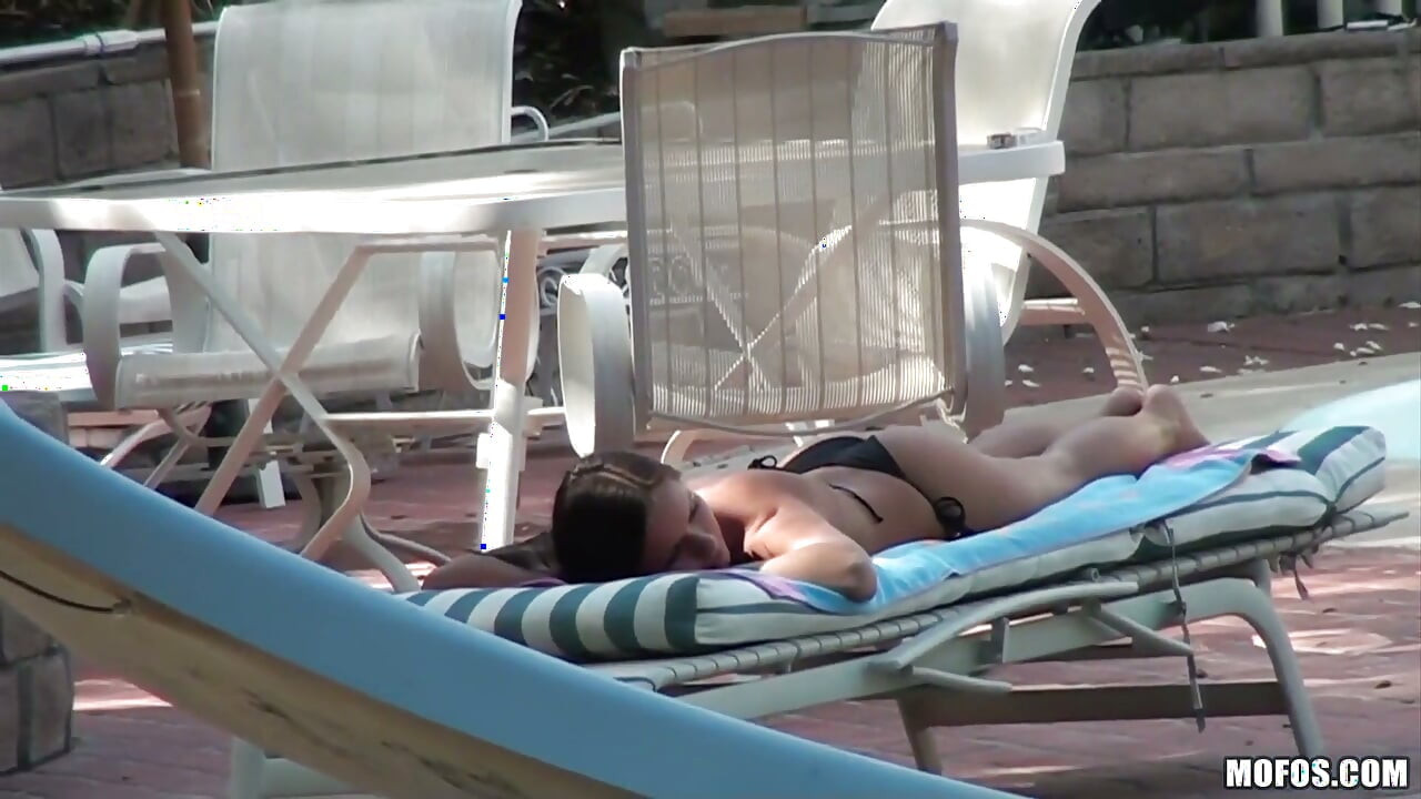 Pervs en patrouille - la coquine Kari Maddie se fait filmer en train de bronzer et baise Jack Vegas reçoit un facial