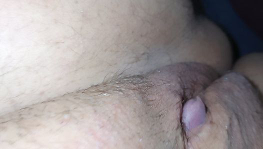 Orgazm i jęki podczas pocierania mojego małego penisa