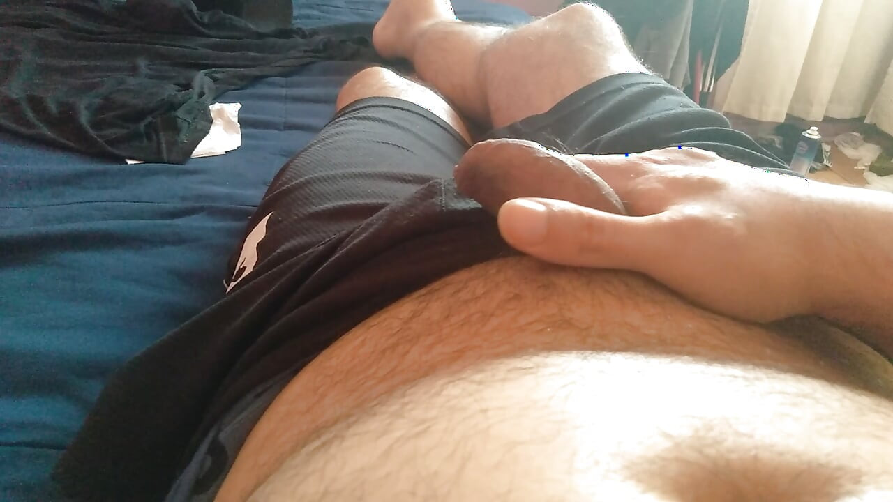 Kerel doet een close-up van zijn mega lul in bed