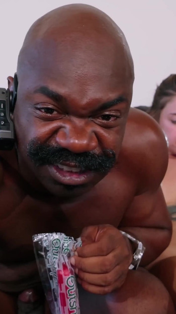 Uzbudljiv trenutak iz "Sexy Sadie - Thrillys Big Black Couch (Striptizeta s mjehurićastom guzom liže guzicu pa prima 4 svršavanja unutra)