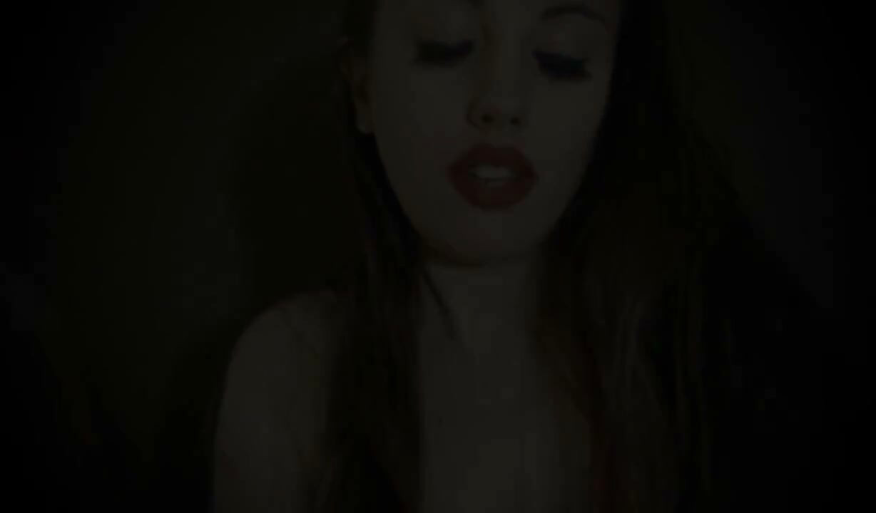 Spuugslaaf beloning grote lippen, rode lippenstift spuugende mondfetisj