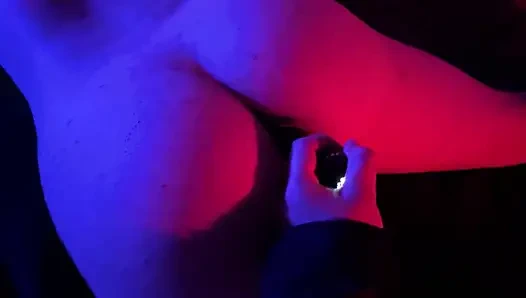 Gadis mendominasi pacarnya dengan masturbasi dan membuat pantatnya untuk pertama kalinya