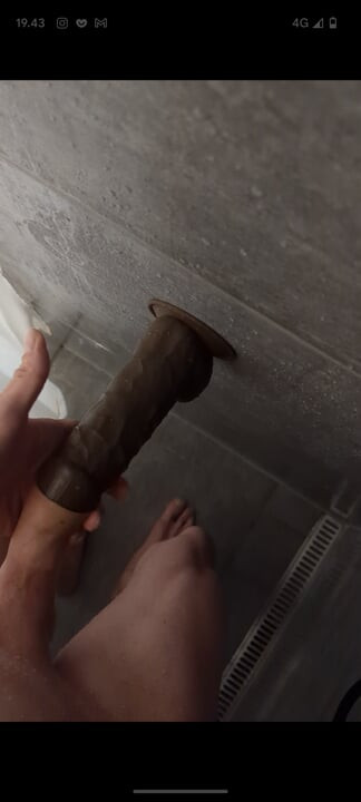 Hetero speelt met 2 grote zwarte lullen onder de douche