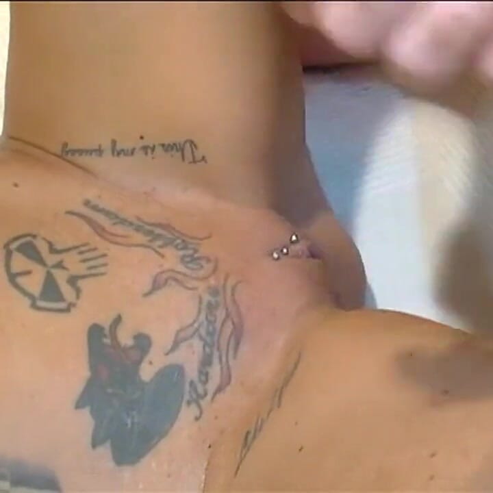 Tatuada ruiva milf esticada por pau latejante em passeio selvagem