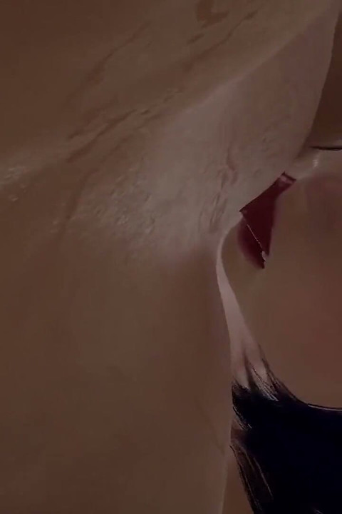 Busty MILF gets her pussy eaten standing by a thirsty young lesbian : 3D Porn