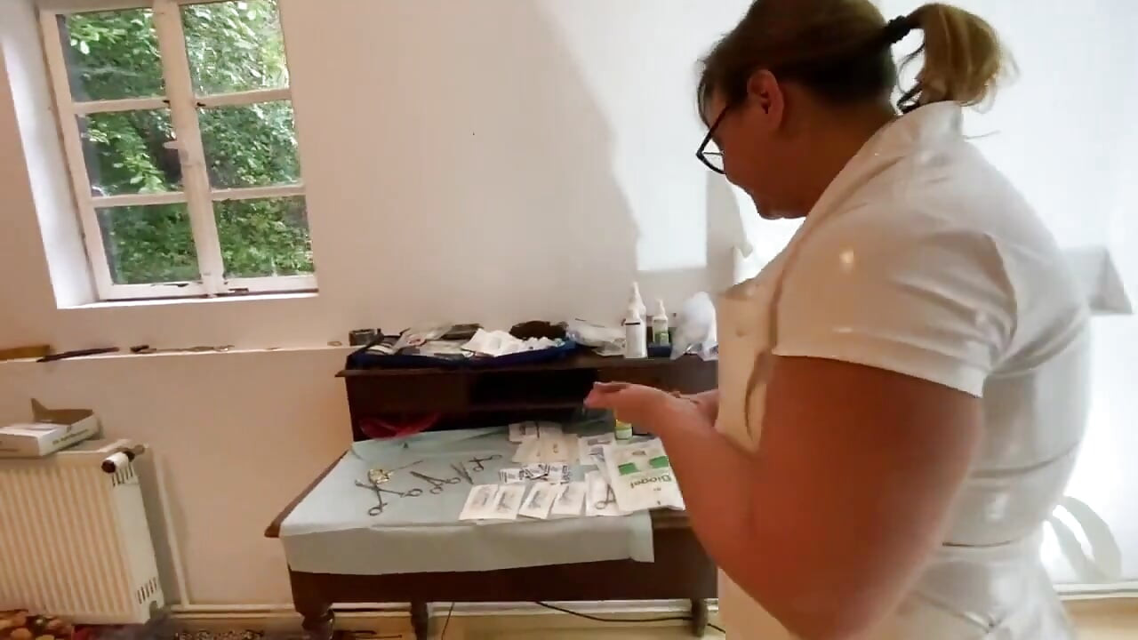 Dominatrix puan April - menjahit zakar klinikal