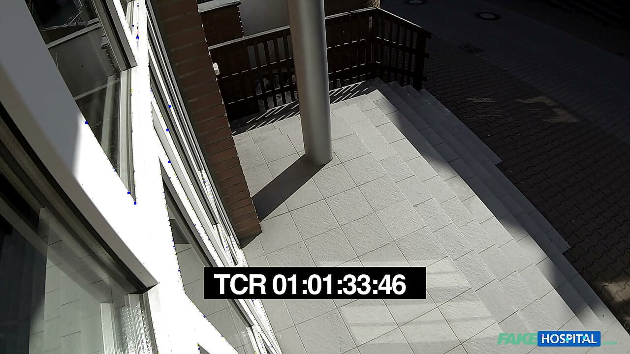 Süße junge blondine immer noch schwindelig, nachdem doktor in sie kommt