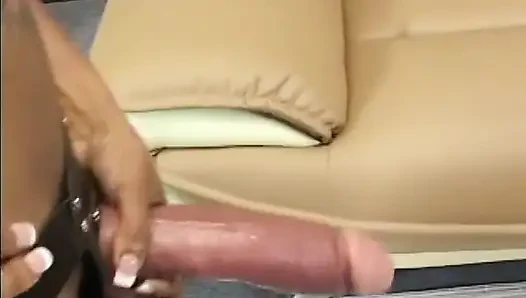 Azgın zenci kız arkadaşlar ateşli amcıklarına dildo ve vibratör sokuyor
