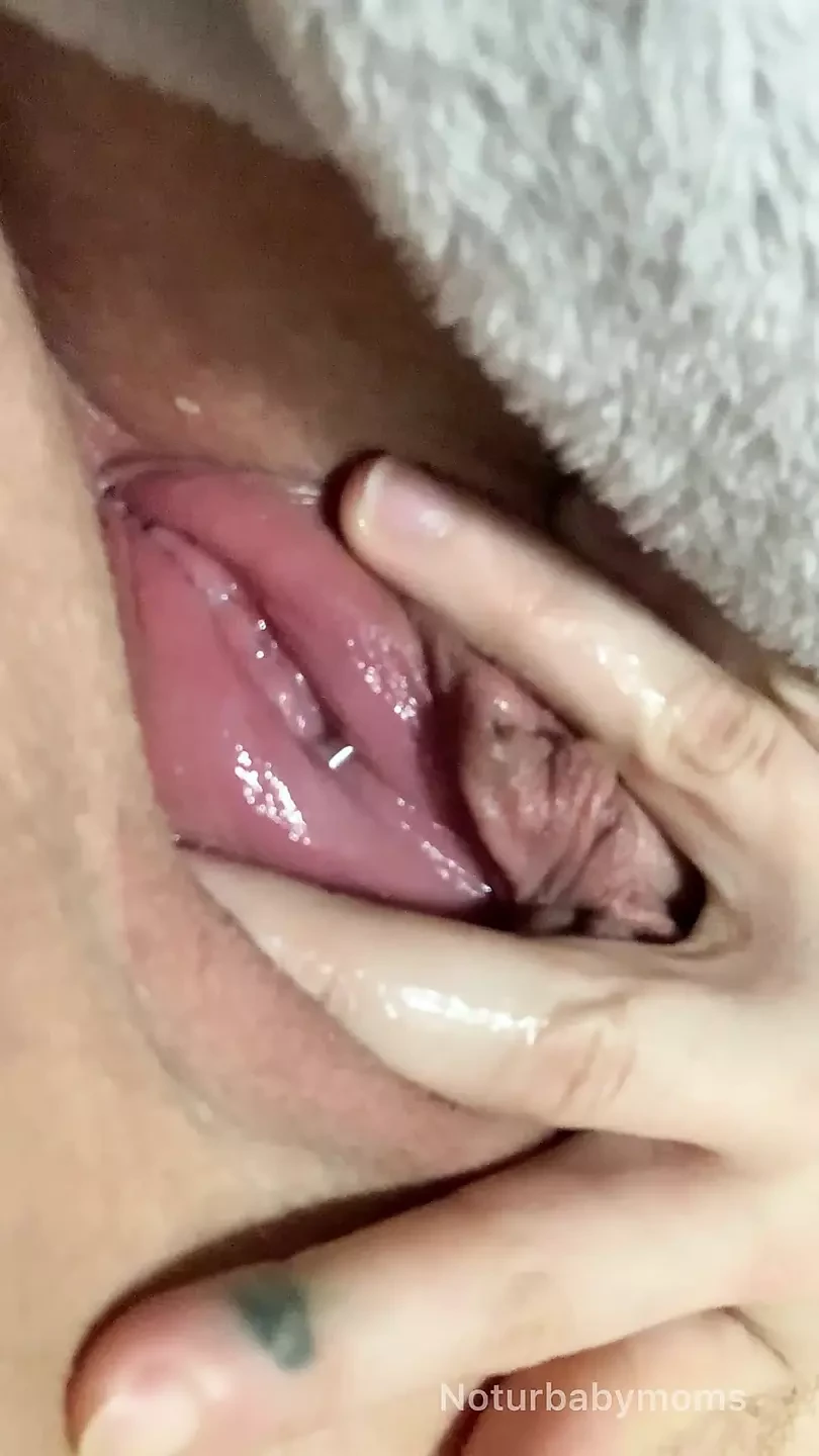 Awek montel panjang melancap dengan Wand Vibrator
