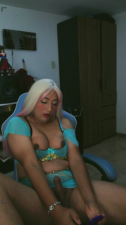 TRANS RICA CON DISFRAZ Y TETAS NATURALES
