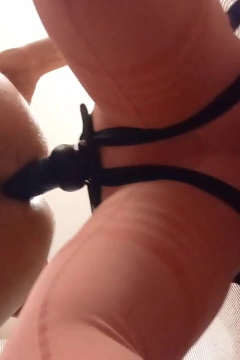 Ele gosta quando eu o fodo com uma cinta-caralho