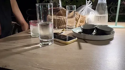 Meine schönen brüste in tief geschliffener bluse im öffentlichen restaurant bloßziehen und sich geil fühlen