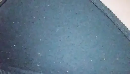 Dakkalı evli kadın vücudunu ve amcığını gösteriyor