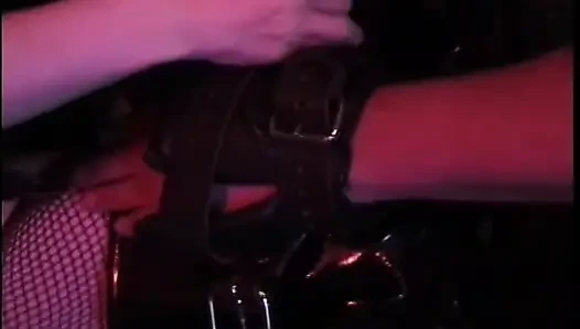 Güzellik adamı garip bir yerde iki çılgın kaltak tarafından cezalandırılıyor