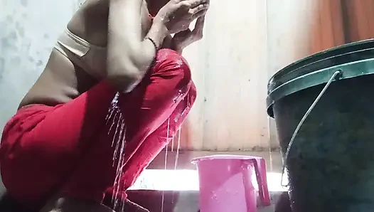 Hintli kadın kıllı siyah amcığını ve sıska götünü gösteren sevgilisi için banyo yapıyor.