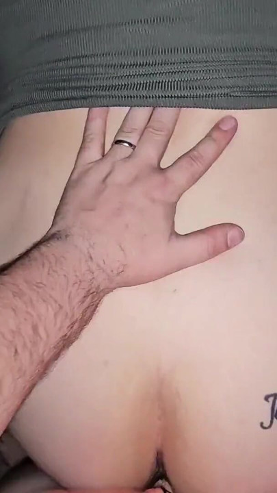 Zuigt hem af en dan draait hij me om en beukt hij in mijn grote kont | Clip 1