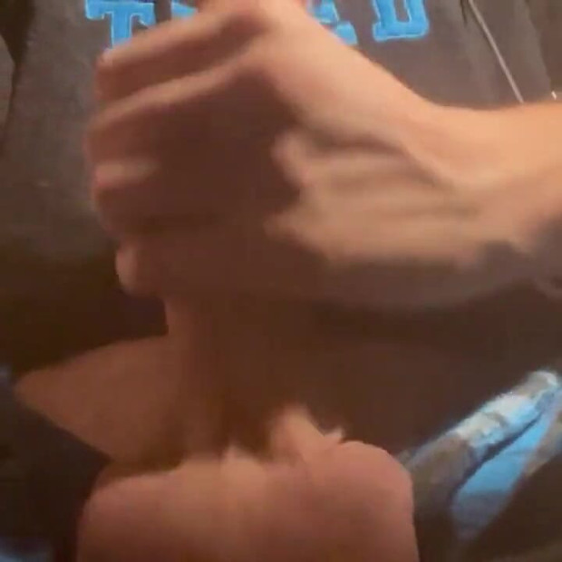 Gledao sam slike svoje djevojke i kurac mi se jako digao