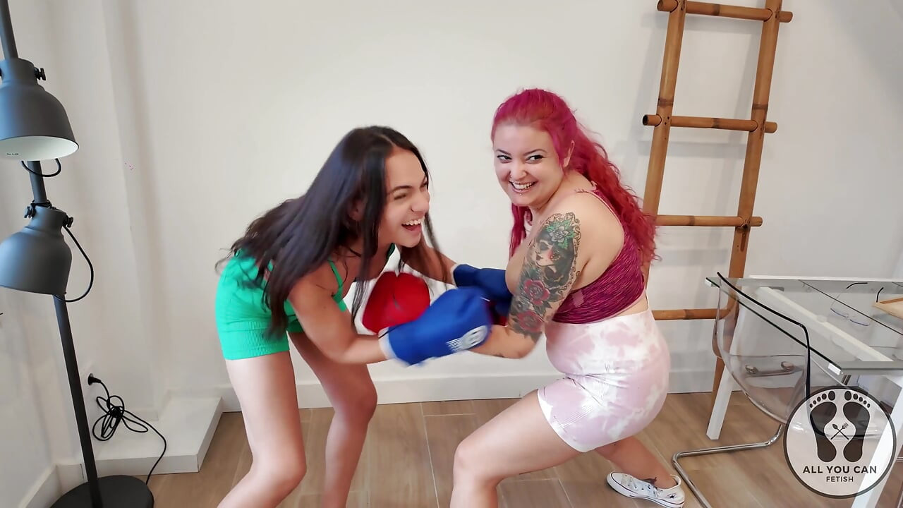 서로 펀칭하는 4K 여자 복싱 파이터 젖탱이