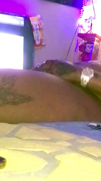 Zapanjujući trenutak iz filma "Very hot BBC TS Tugs A Huge Load for her black tgang".
