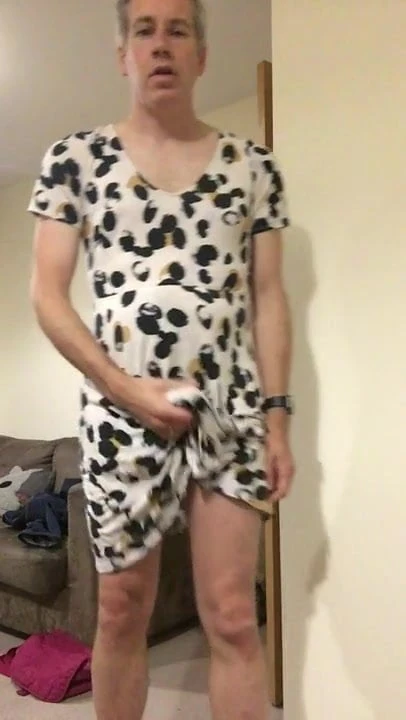 Duro nel vestito da moglie