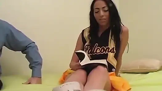 Красивая чирлидерша-брюнетка обожает сосать большую порцию спермы на ее колени