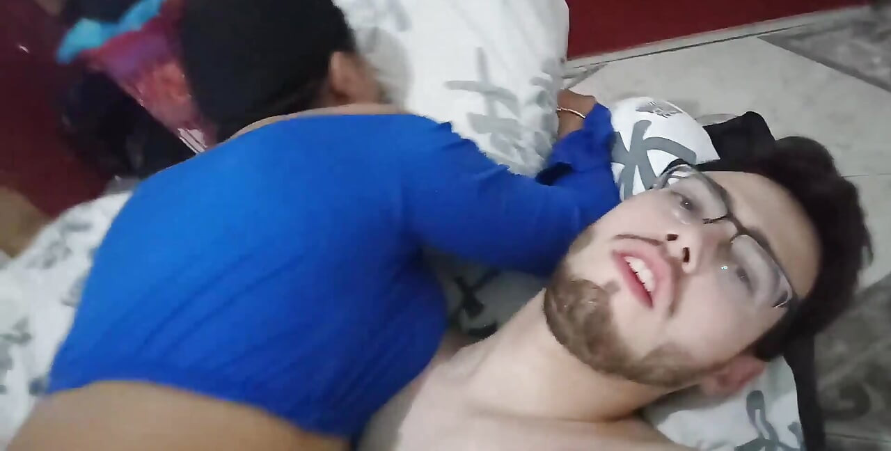 Genç amatör çift ev yapımı porno videoları çekiyor