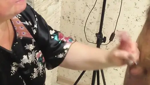 Ibu mertua nyepong dan ngocok kontolku sambil mengekstrak nektar