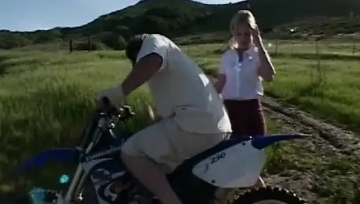 Garajda anal parmaklamadan ıslak götten ağza temizleme