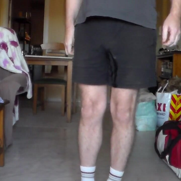 ジョンは彼の黒いショーツでおしっこをしている