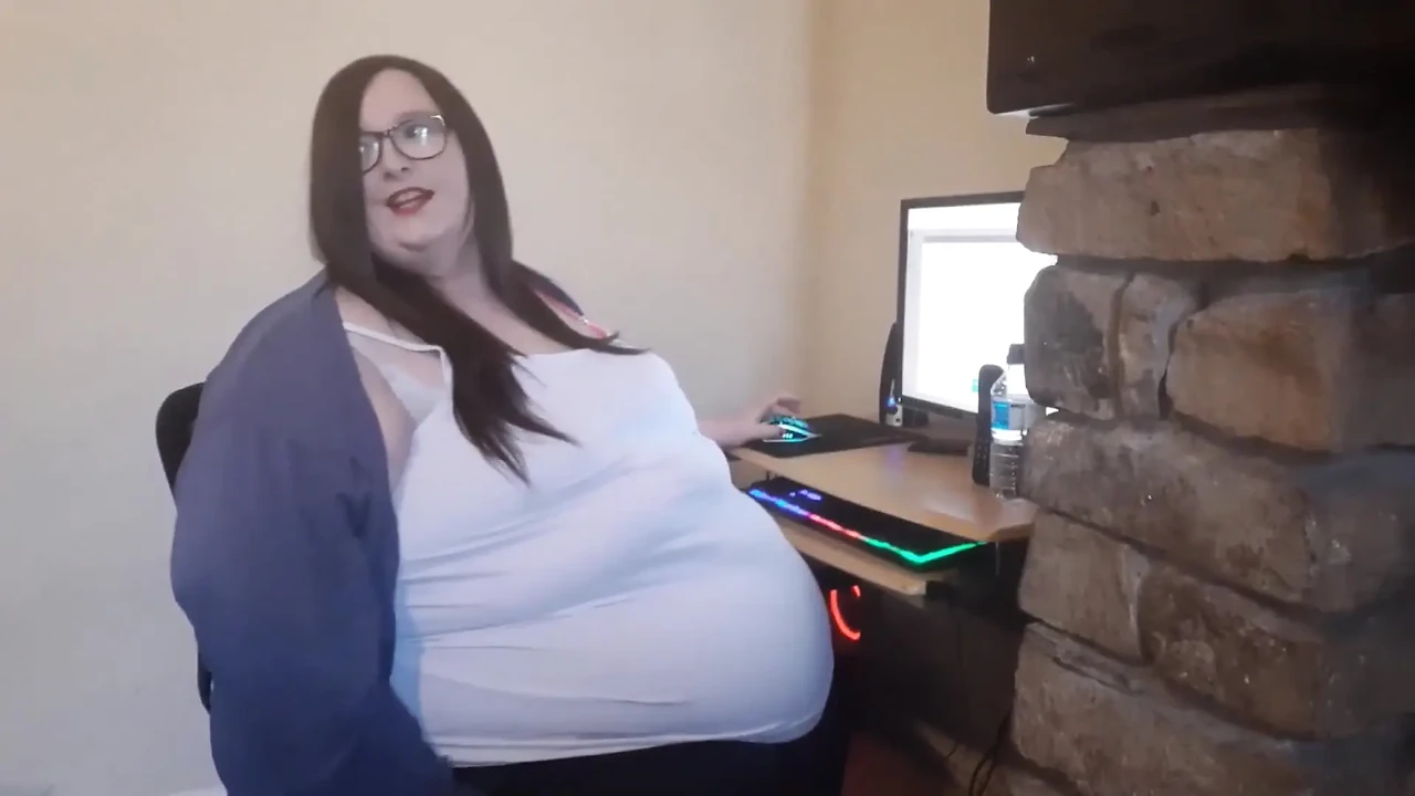 SSBBW worker at the office after dark