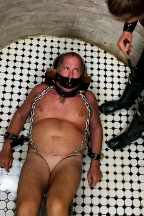 Dominatrix Stăpâna April - Waterboarding - Capture 2