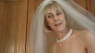 Hazel en robe de mariée