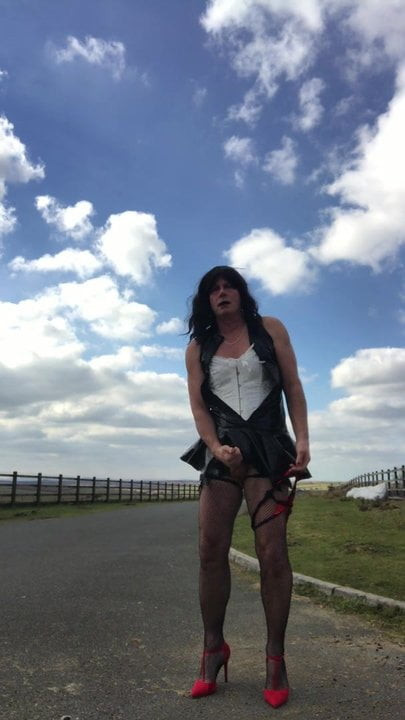 Dianna strippt und wichst auf einer öffentlichen Straße