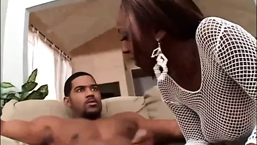 Cewek kulit hitam yang sensasi dicrot di muka dan dia keenakan