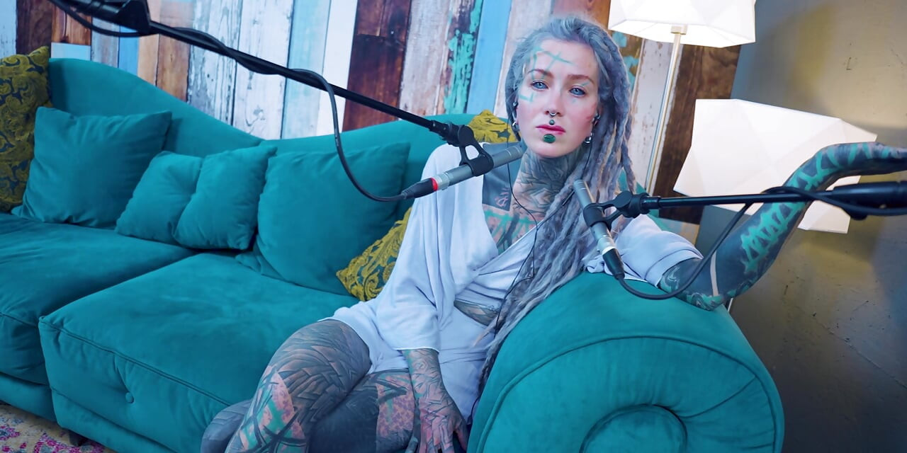 Je parle de J - Jelousy - ASMR podcast SFW parler goth maigre fille dreadlocks tatouage modèle tatoué fille encrée