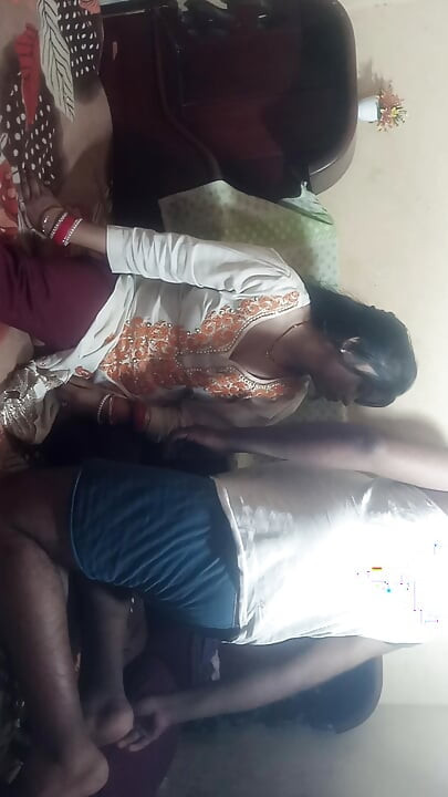 Asli bhabhi ko khoob maza liye aur pelkar choot maar li