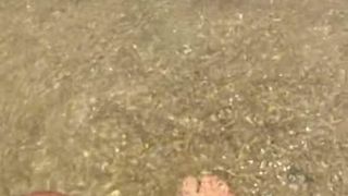 Divertimento con i piedi nudi fangosi