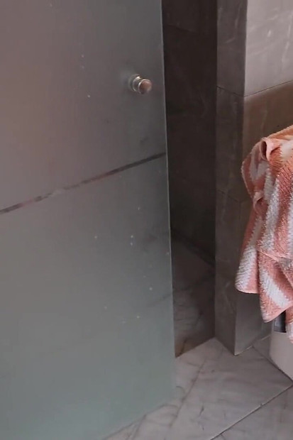 डरपोक और rought चेहरे के साथ बाथरूम में गुदा मैथुन
