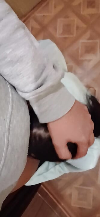 Me corro en su boca en un minuto porque mi madrastra ya había comenzado a abrir la puerta principal