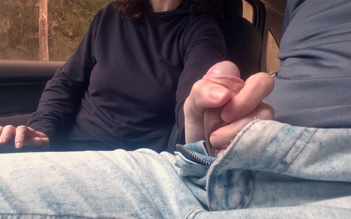 Afacerea cu labă în mașină se transformă într-o muie - soția sexy căsătorită nu se poate opune și își ia încărcătura de spermă în gura ei