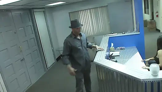 Sekretärin bietet zusätzliche dienstleistungen für das warten