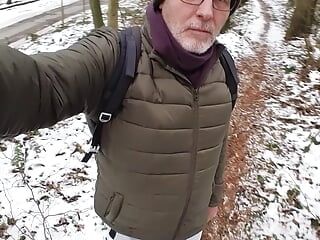 Caminata por el bosque nieve con pantalones empapados