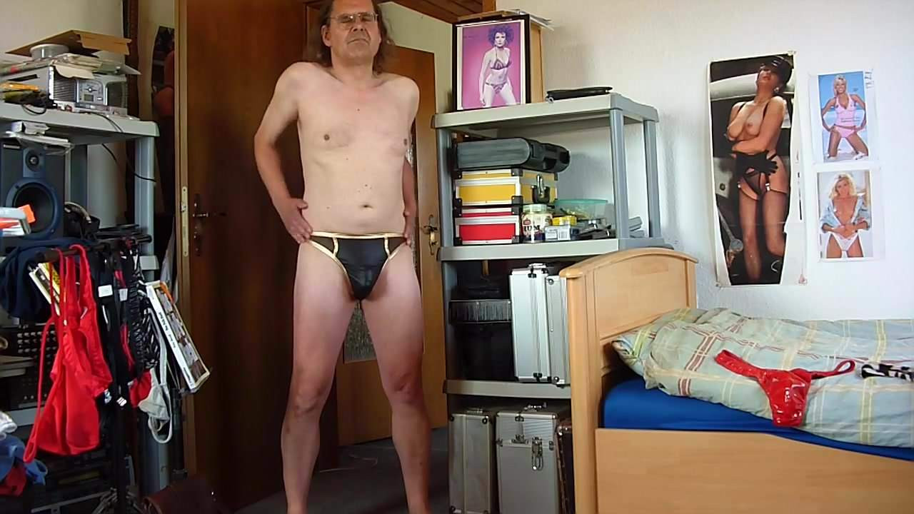 ich im schwarzgoldenen string
