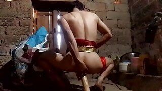 インド人のかわいいゲイの少年による公共の場での屋外セックス