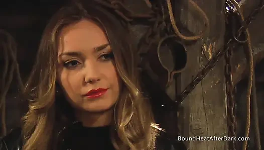 Büyük memeli soluk bembeyaz lezbiyen köle sahibe tarafından dokunuyor ve öpüyor