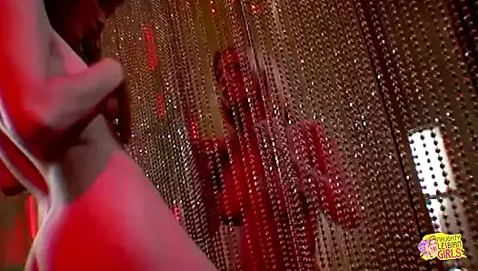 Винтажный стриптиз с горячей блондинкой и извращенной брюнеткой, которые занимаются лесбийским сексом