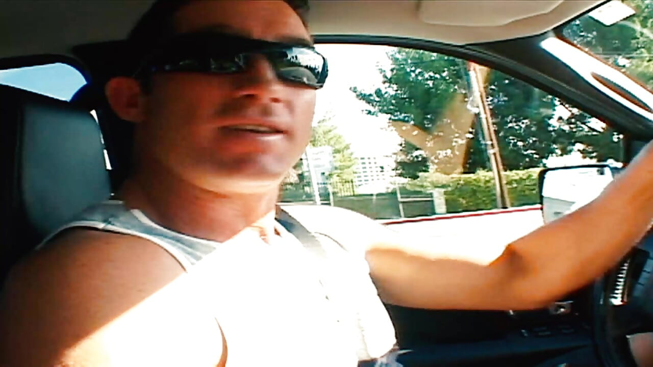 Seksi brineta voli da jaše tvrdi kurac